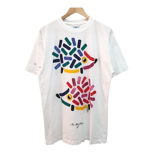 Könnte beinhalten: Weißes T-Shirt mit einem bunten Grafikdruck von zwei Igeln. Die Igel bestehen aus bunten, abstrakten Formen. Das Shirt hat eine Signatur in der rechten unteren Ecke.