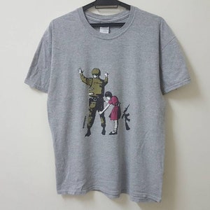 Vintage 00s BANKSY girl frisking soldier street art hype dope swag style t shirt