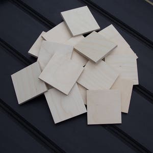 Puede incluir: Una pila de 16 bloques de madera cuadrados sin terminar. Los bloques son de madera clara y todos del mismo tama&ntilde;o.