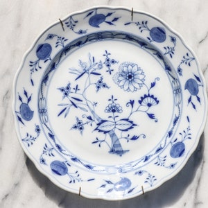 Antique Meissen - Blue Onion Plate with plate wall hanger