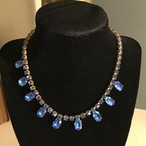 Collier ras du cou imitation saphirs bleus et dorés
