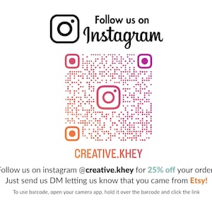 K&ouml;nnte beinhalten: Ein rosa-oranger Instagram-QR-Code mit dem Text "Follow us on Instagram" und "CREATIVE.KHEY" unterhalb des Codes. Der Text unterhalb des Codes lautet "Follow us on instagram @creative.khey for 25% off your order! Just send us DM letting us know that you came from Etsy! To use barcode, open your camera app, hold it over the barcode and click the link"