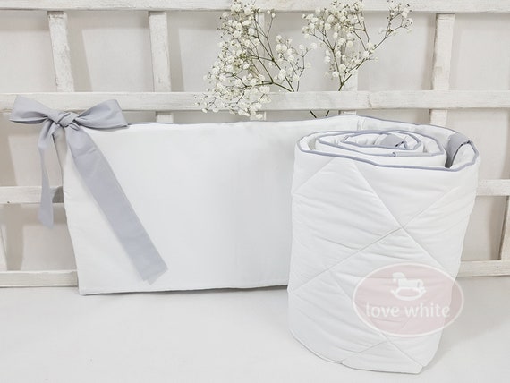 grey and white cot bumper