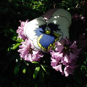 Shaped cushions PANSY FLOWERS White