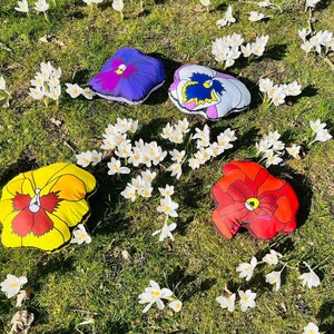 Shaped cushions PANSY FLOWERS image 3