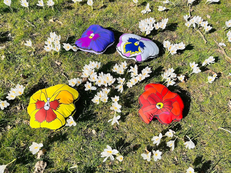 Shaped cushions PANSY FLOWERS image 3