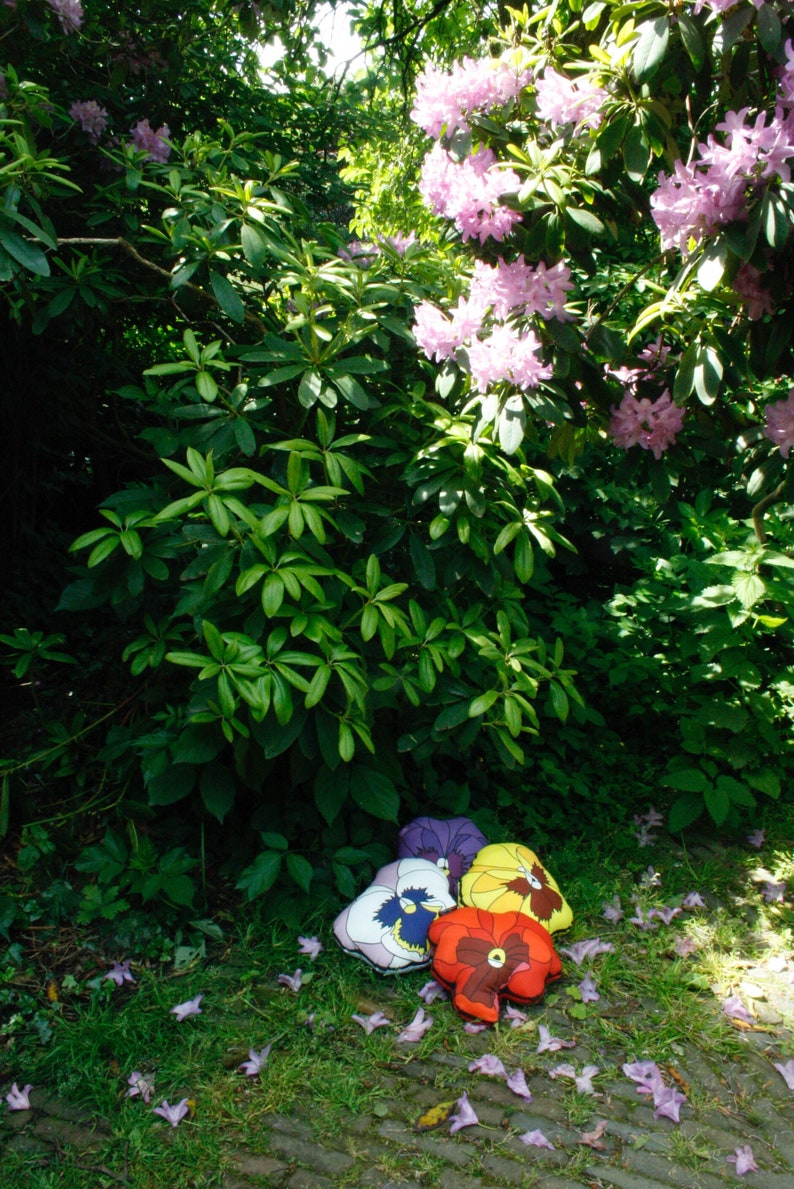 Shaped cushions PANSY FLOWERS image 7