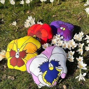 Shaped cushions PANSY FLOWERS image 4