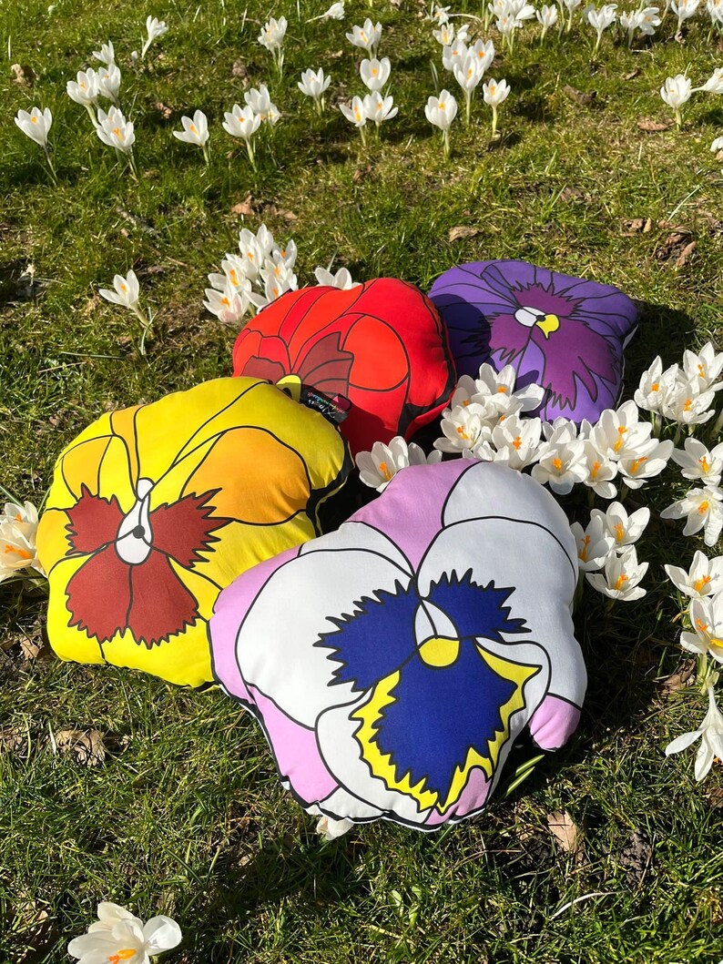 Shaped cushions PANSY FLOWERS image 1