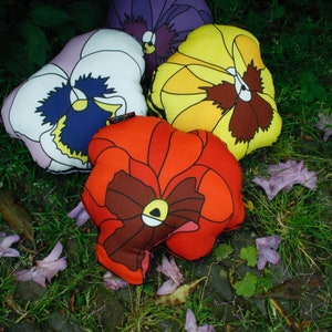 Shaped cushions PANSY FLOWERS Red