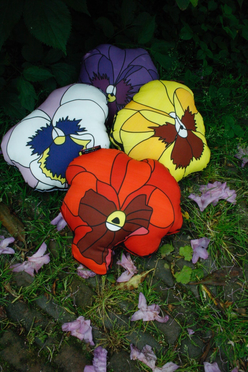 Shaped cushions PANSY FLOWERS Red