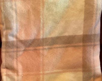 Peut inclure: Une couverture à carreaux douce dans les tons pêche, jaune et marron. La couverture présente un motif quadrillé classique avec des lignes de largeurs variables. L'ensemble est chaleureux et accueillant, adapté à la décoration intérieure.