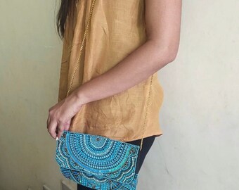 Pochette fatta a mano con perline turchesi: borsa da sera in seta con