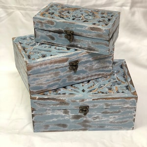 Handgemaakte handgesneden houten set van 3 dozen, bloemmotief blauw rustiek noodlijdende decoratieve opbergdoos, nestkasten, geschenkdoos, aandenkendoos