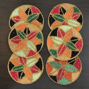 Posavasos con cuentas multicolores y diseño floral, posavasos con cuentas hechos a mano, posavasos decorativos, posavasos de vidrio para comedor, regalo de inauguración de la casa, 4 pulgadas