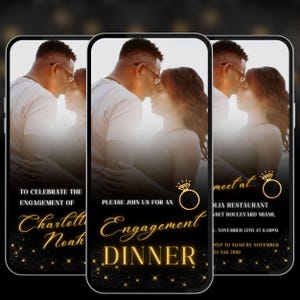 Puede incluir: Tres pantallas de smartphone que muestran una invitación a una cena de compromiso. La invitación presenta a una pareja abrazándose, con texto dorado que dice "Cena de compromiso" y detalles del evento. El fondo es negro con destellos dorados.