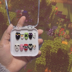 Uñas postizas con diseños de criaturas de Minecraft
