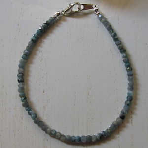 Raro braccialetto di grandidierite naturale, regalo di compleanno, regalo per lei, stratificazione, chakra del cuore, perline, delicato, minimalista, apre l&#39;occhio della mente
