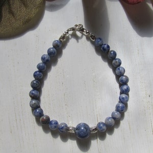 Pulseira de sodalita presente para ela, em camadas, empilhável, boho, presente de aniversário, pedra calmante, estimula o sistema imunológico,