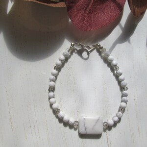 Pulseira Howlite natural presente para ela, em camadas, empilhável, boho, pedra calmante, pedra de equilíbrio, minimalista