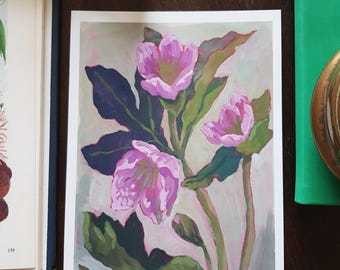 Puede incluir: Una impresión artística floral con flores rosas con hojas y tallos verdes. La obra de arte se encuentra sobre un fondo suave y apagado. La impresión se muestra sobre un fondo blanco, con un libro y otros elementos decorativos en el fondo.