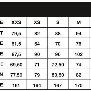 K&ouml;nnte beinhalten: Eine schwarz-wei&szlig;e Gr&ouml;&szlig;entabelle f&uuml;r Damenbekleidung mit Ma&szlig;en in Zentimetern. Die Tabelle umfasst Gr&ouml;&szlig;en von XXS bis XXL und listet Brust-, Taillen-, H&uuml;ft-, Schulter-/&Auml;rmell&auml;nge-, Innenbein- und K&ouml;rpergr&ouml;&szlig;enma&szlig;e auf.