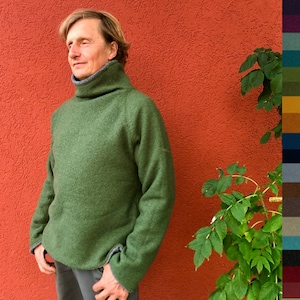 robuster Outdoorpullover mit Raglanärmeln und hohem Kragen aus waldgrünem Wollwalk, innen gefüttert mit grau