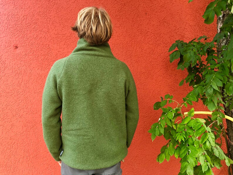 Puede incluir: Una chaqueta de forro polar verde con cuello alto.