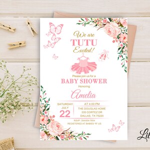 Puede incluir: Una invitación a un baby shower con un tema de tutú y mariposas rosas. La invitación incluye el texto "We are TUTU Excited!" y detalles del evento, incluyendo la fecha, hora y lugar. Acentos florales y mariposas decoran la invitación.