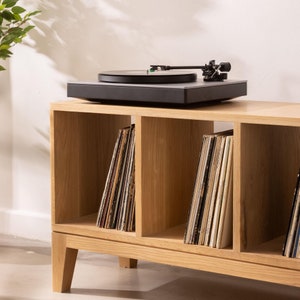 Handgemaakte massief eiken vinyl platenkast uit het midden van de eeuw - stijlvolle oplossing voor draaitafels en platen