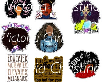 Puede incluir: Conjunto de nueve pegatinas digitales con ilustraciones de mujeres negras con peinados afro y texto inspirador. El texto incluye frases como "Black Victor", "No toques mi cabello", "Bendecida, no estresada", "Me gusta mi café" y "Orgullosa de mi melanina".