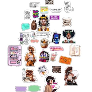 以下が含まれることがあります： コーヒーと本をテーマにしたカラフルなステッカーのセット。ステッカーには、コーヒーカップ、本、読書中の女性のイラストが描かれています。一部のステッカーには、「It can wait, my coffee is brewing」、「Coffee is always a good idea」、「Books are better than people」などのテキストが書かれています。