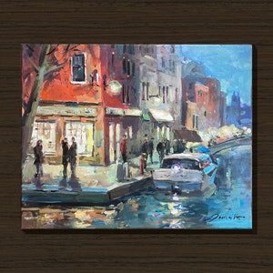 Peut inclure: Une peinture représentant une scène de canal à Venise, en Italie. La peinture présente un bâtiment rouge avec une devanture de magasin, des gens marchant sur le trottoir et un bateau dans le canal. L'eau est d'un bleu profond et le ciel est d'un bleu clair. La peinture est réalisée dans un style libre et impressionniste.