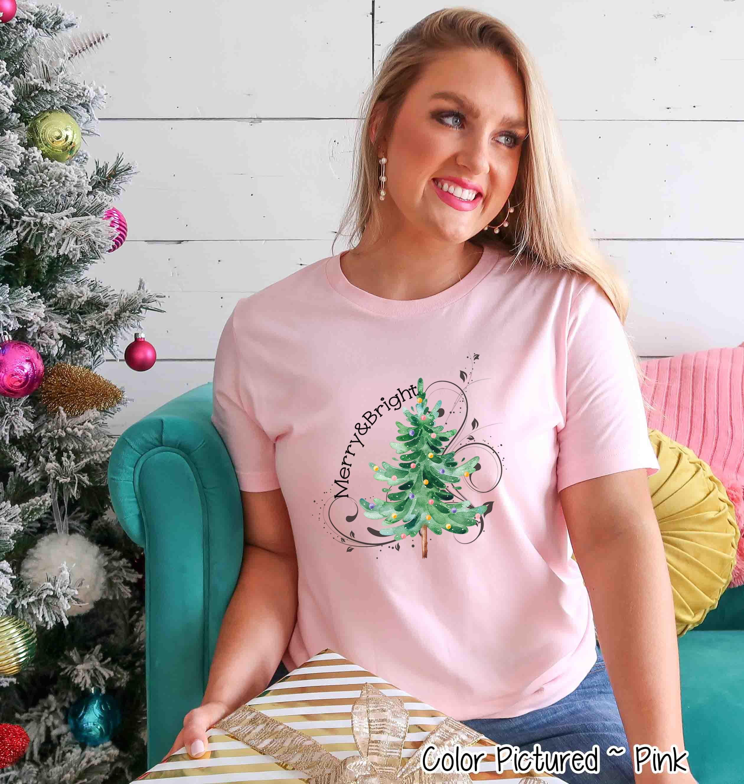 Maglietta a maniche lunghe Merry Christmas Comfort Colors®, maglietta natalizia con scena invernale, maglietta natalizia carina, maglietta con albero di Natale allegro e luminoso - Italia