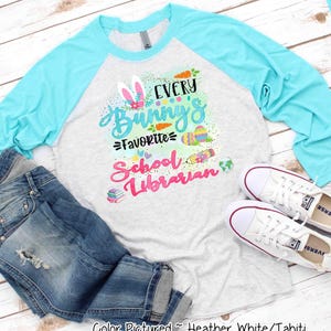 Maglietta pasquale per insegnanti: la bibliotecaria preferita di ogni coniglietto (maglietta raglan) immagine 2