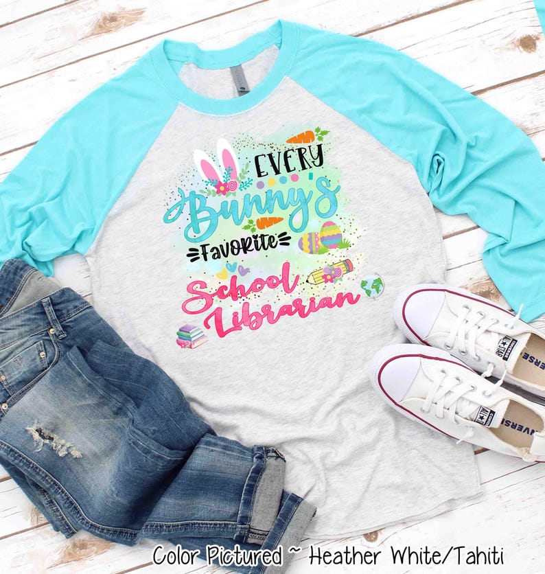 Maglietta pasquale per insegnanti: la bibliotecaria preferita di ogni coniglietto (maglietta raglan) immagine 2