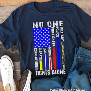 誰も孤独に戦わないシャツ、アメリカ国旗シャツ、消防士、救急隊員、警察、軍隊、看護師、矯正、救急隊員シャツ、愛国的なシャツ