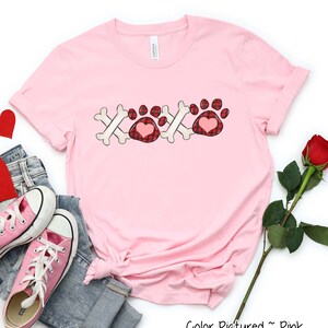 Pfotenabdruck & Knochen Valentinstag Shirt, Hund Mama Shirt Valentinstag T-Shirt, Mädchen Valentinstag T-Shirts für Frauen, niedliches Valentinstag Shirt, Herz Shirt