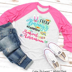 Maglietta pasquale per insegnanti: la bibliotecaria preferita di ogni coniglietto (maglietta raglan) immagine 3