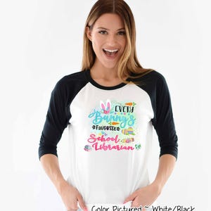 Maglietta pasquale per insegnanti: la bibliotecaria preferita di ogni coniglietto (maglietta raglan) immagine 1