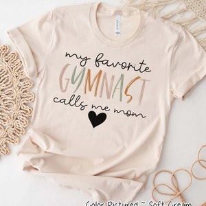 Mi gimnasta favorita me llama mamá camisa, gimnasia mamá camiseta, camisa de gimnasia, sudadera gimnasta, gimnasia mayor fan, gimnasia mamá