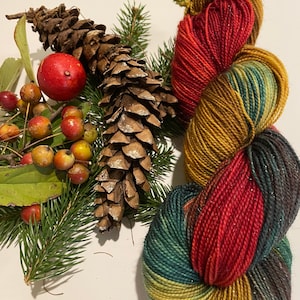 Navidad vintage: teñido a mano, rojo intenso, verde y dorado.