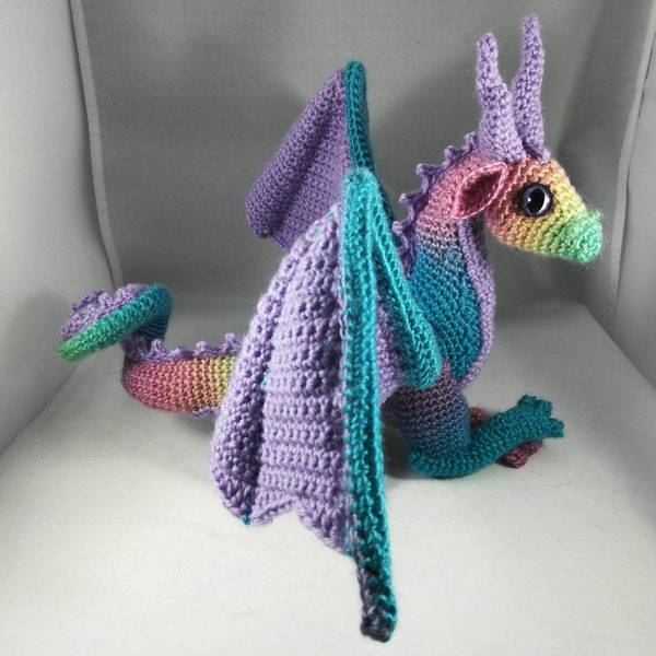 Dragón de ganchillo personalizado, escultura suave, Amigurumi hecho a mano, alas posables, juguete de peluche