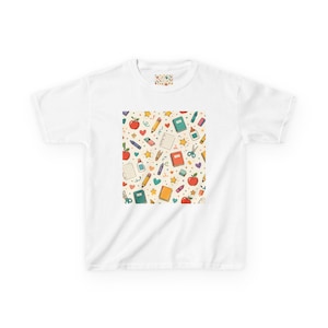 Könnte beinhalten: Ein weißes T-Shirt mit kurzen Ärmeln und einem quadratischen Grafikdruck in der Mitte. Das Muster besteht aus bunten Schulsachen wie roten Äpfeln, gelben Bleistiften, Notizbüchern, Scheren, Klebeflaschen, Radiergummis sowie kleinen gelben Sternen und Herzen.