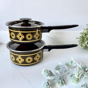 ensemble vintage de 2 casseroles émaillées Judge marron et moutarde fleuries des années 1970