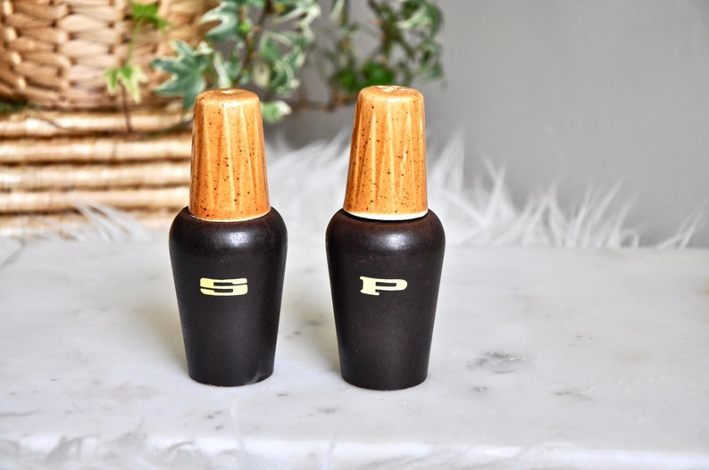 mcm decor retro kitchenware 70s Vintage ceramic mid century modern salt and pepper shakers with gold lettering