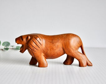 1970 年代のヴィンテージの手彫りの木製ライオンの置物または装飾品