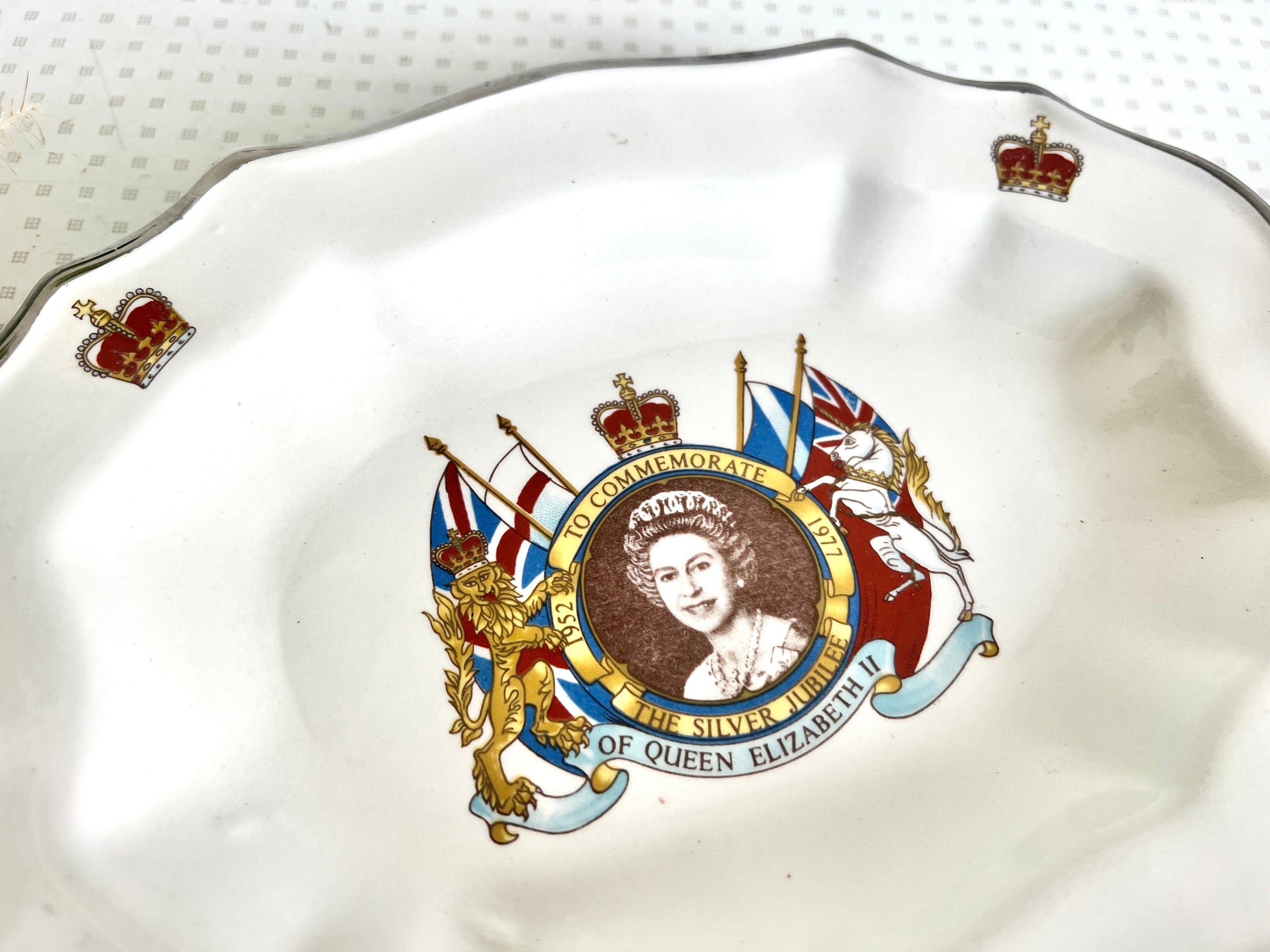 1977 年のヴィンテージ エリザベス 2 世女王シルバー ジュビリー