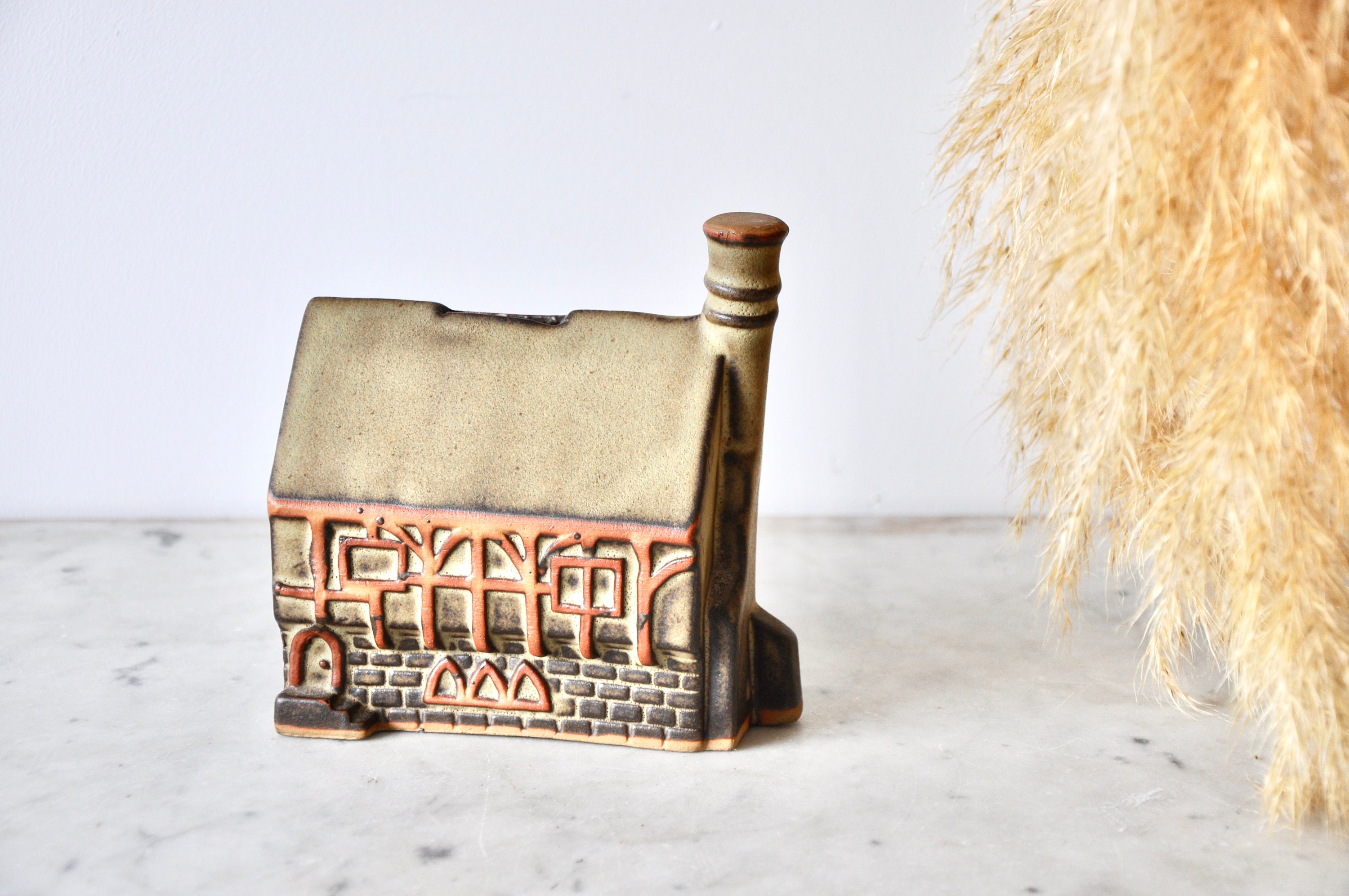 Vintage stoneware pottery house shaped money box from the Etsy.de