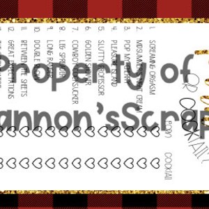 Puede incluir: Una tarjeta de juego imprimible con un fondo de cuadros rojos y negros. La tarjeta tiene un borde dorado y el texto "Drink or Cocktail?" en fuente dorada con brillo. La tarjeta enumera 15 indicaciones diferentes para juegos de beber.